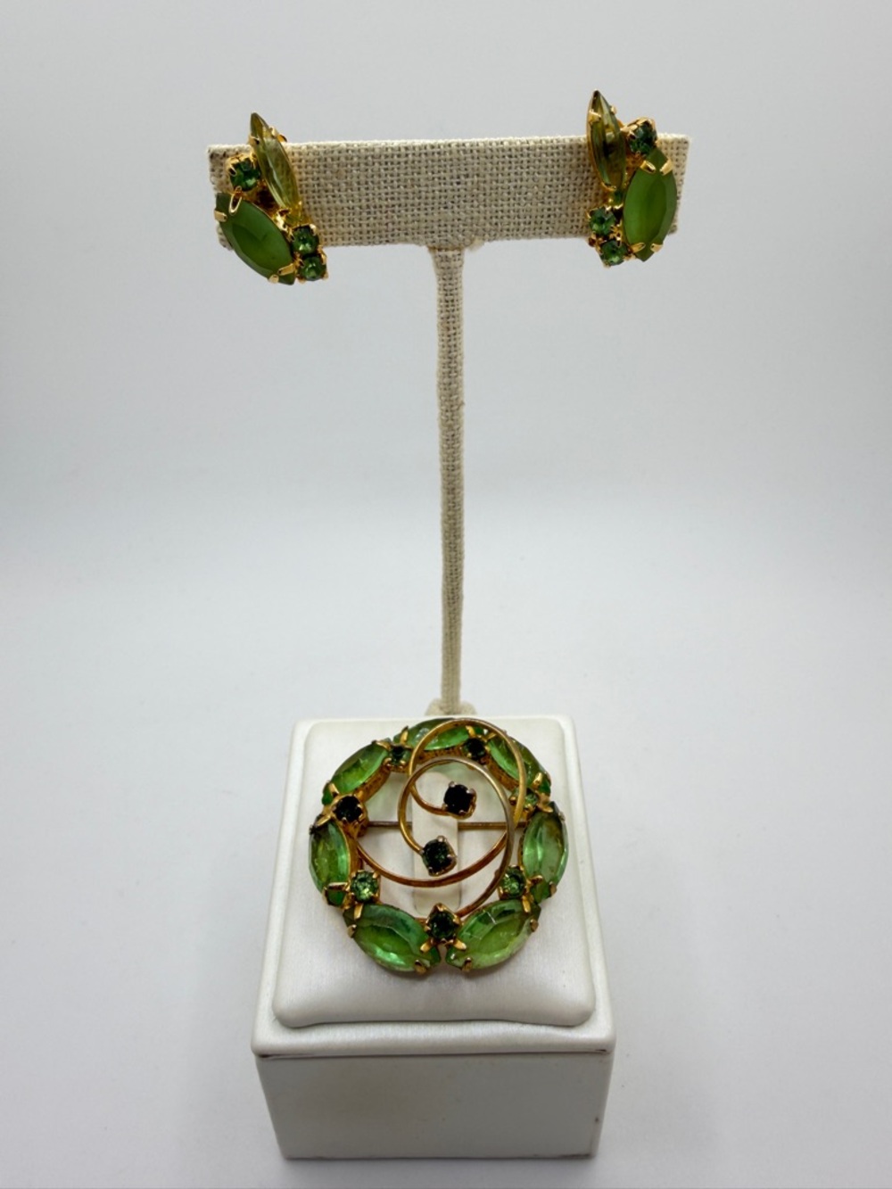 VTG Green faceted glass and rhinestone CLIP-ON earrings and Brooch/Pin set!